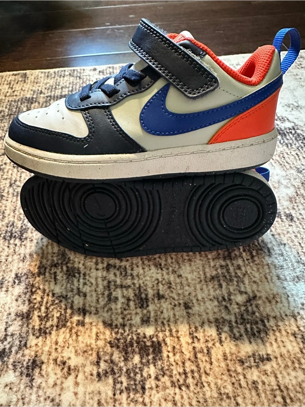 Nike Kids Low-Top Sneakers in Navy, Blue, orange and White